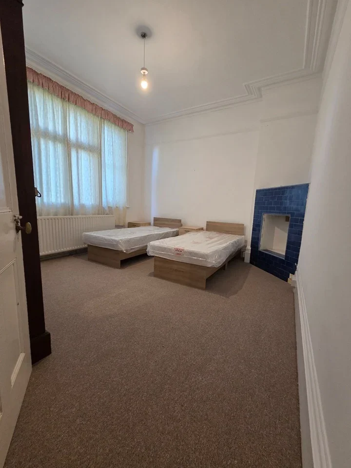 Room Aldersbrook Road in Greater London