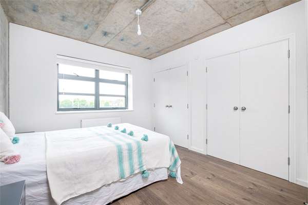 Flat Elm Grove in Greater London