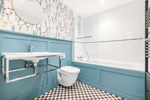 Flat Elm Grove in Greater London