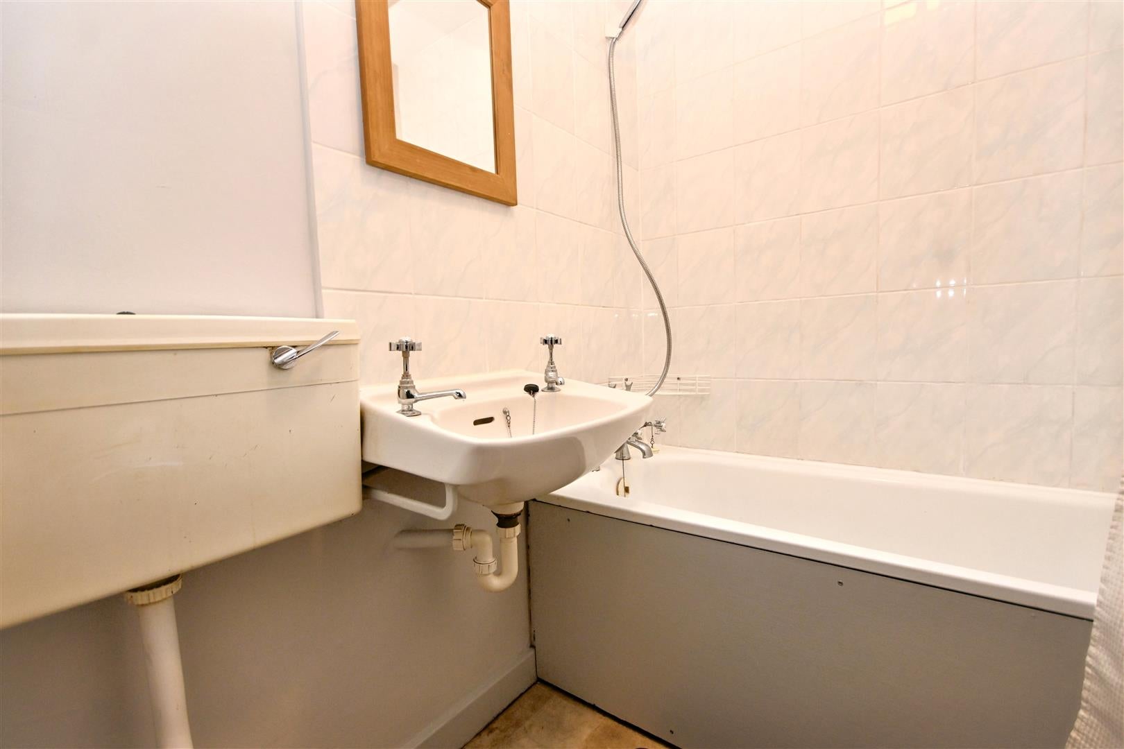 Room Langney Road in Eastbourne