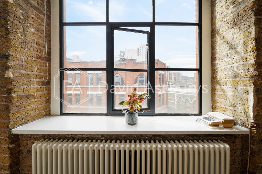 Flat Nathaniel Close in Greater London