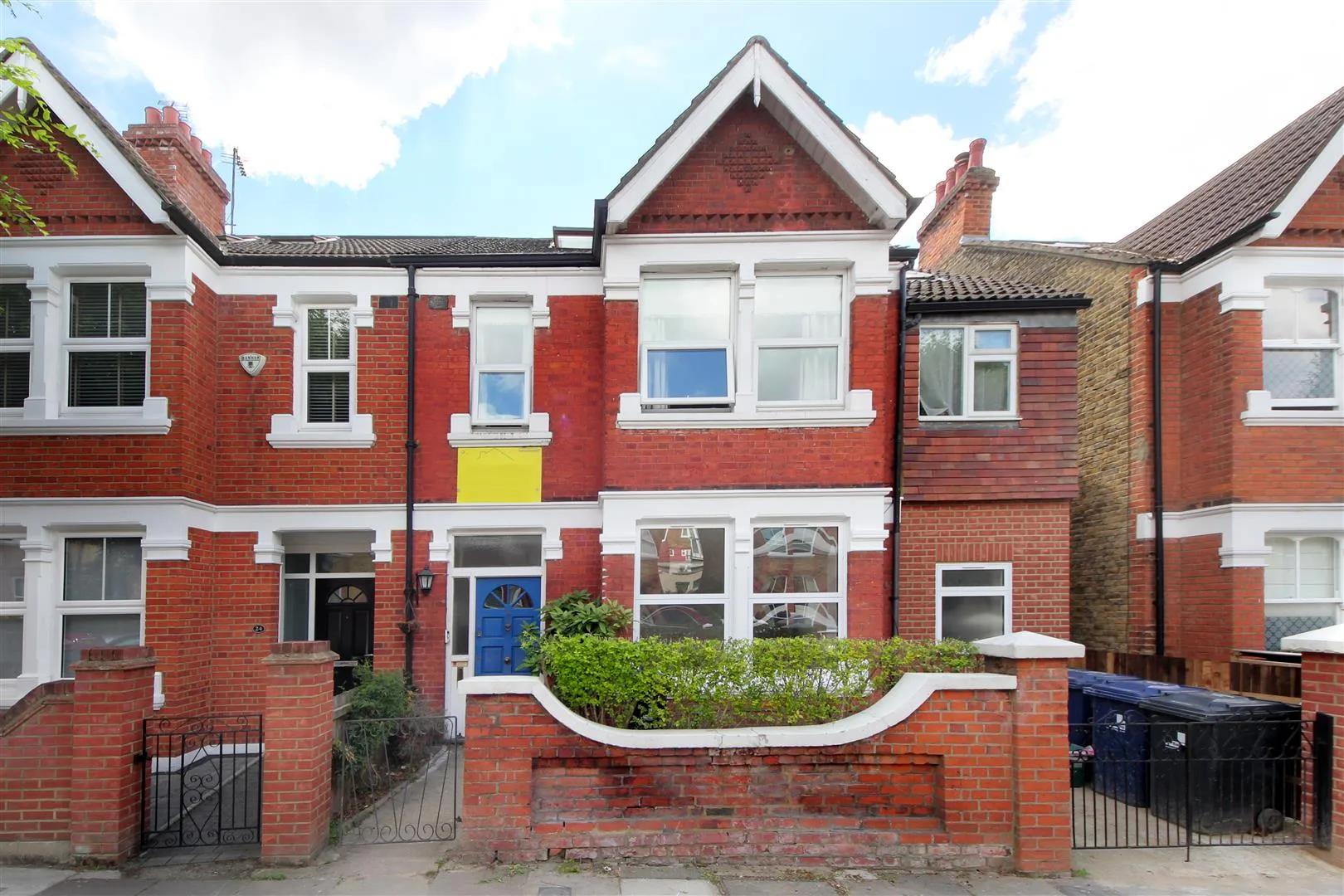 House Northfield Avenue in Greater London