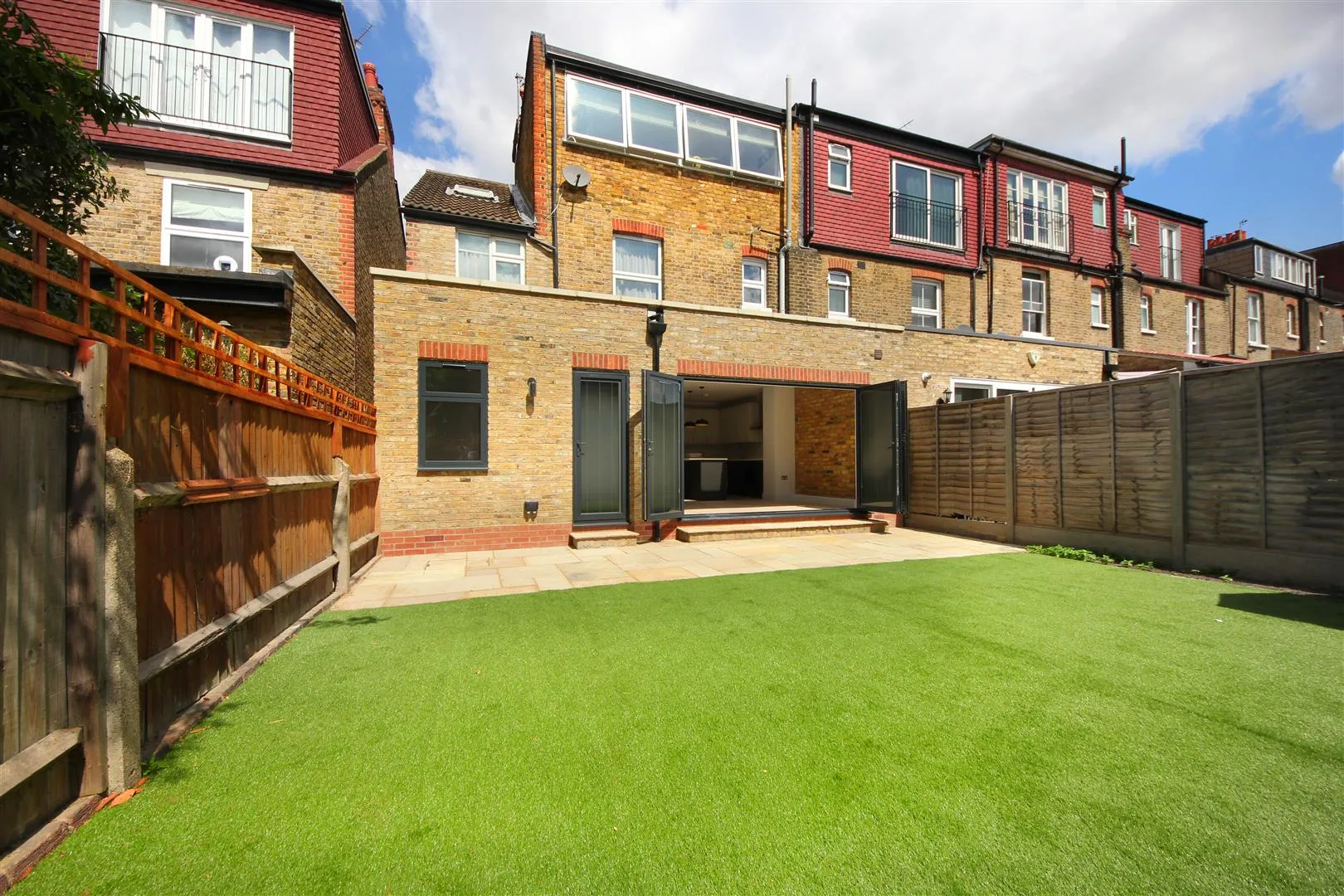 House Northfield Avenue in Greater London