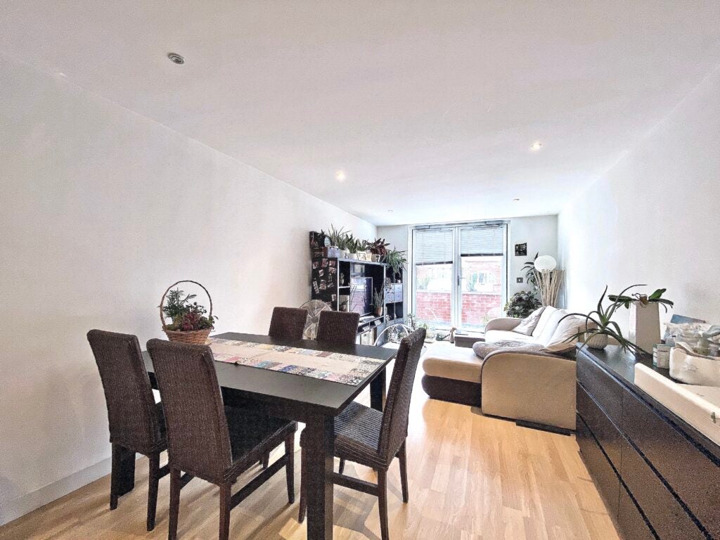 Flat Southern Road in Surrey Heath