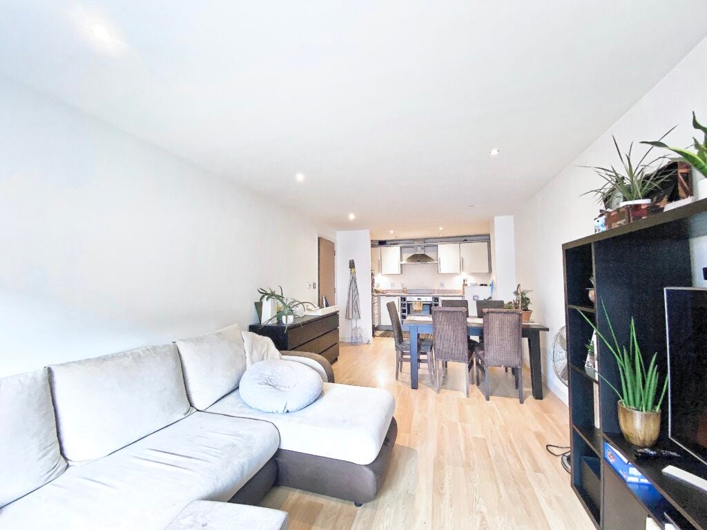 Flat Southern Road in Surrey Heath