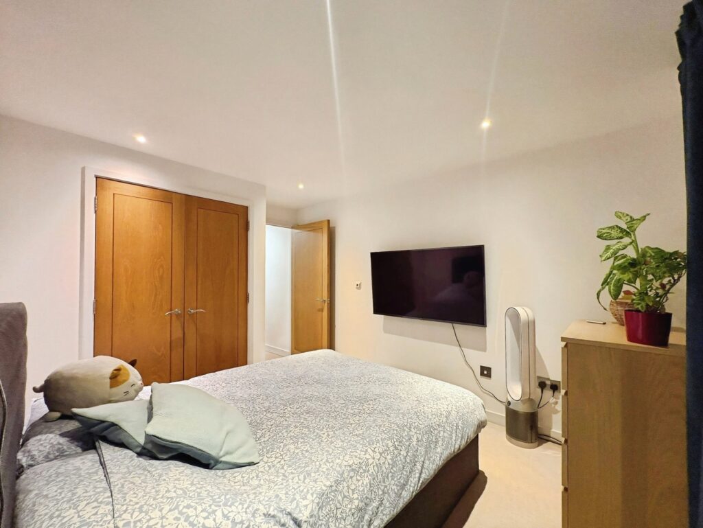 Flat Southern Road in Surrey Heath