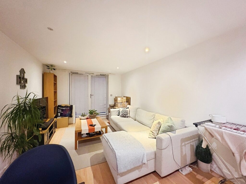 Flat Southern Road in Surrey Heath