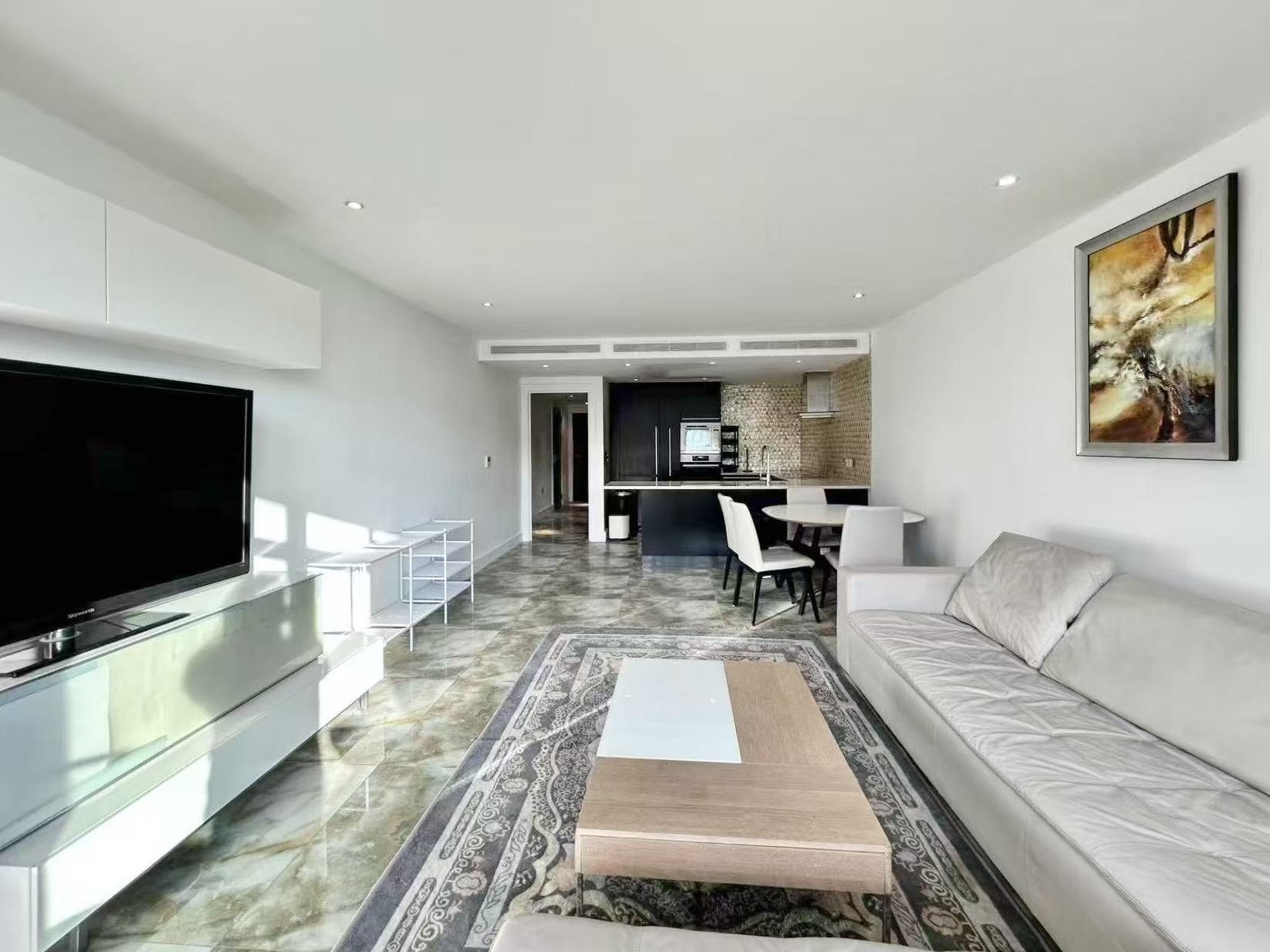 Flat Queenstown Road in Greater London