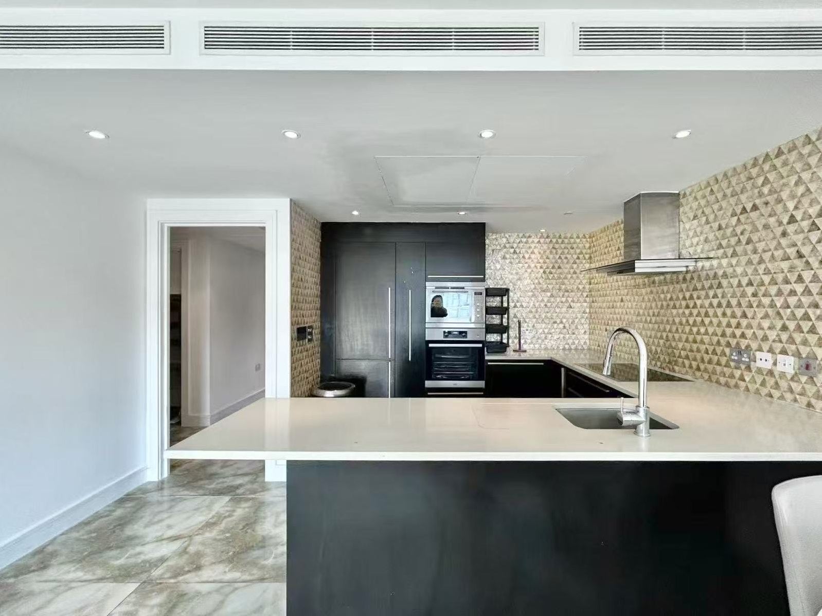 Flat Queenstown Road in Greater London