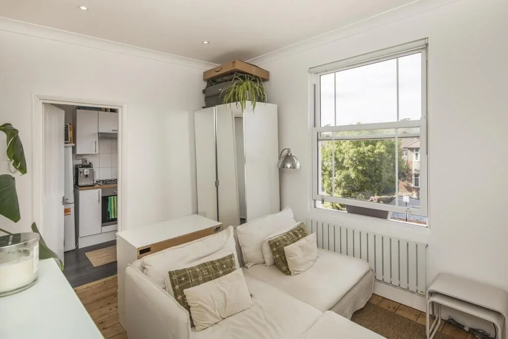 Flat Holmesdale Road in Greater London