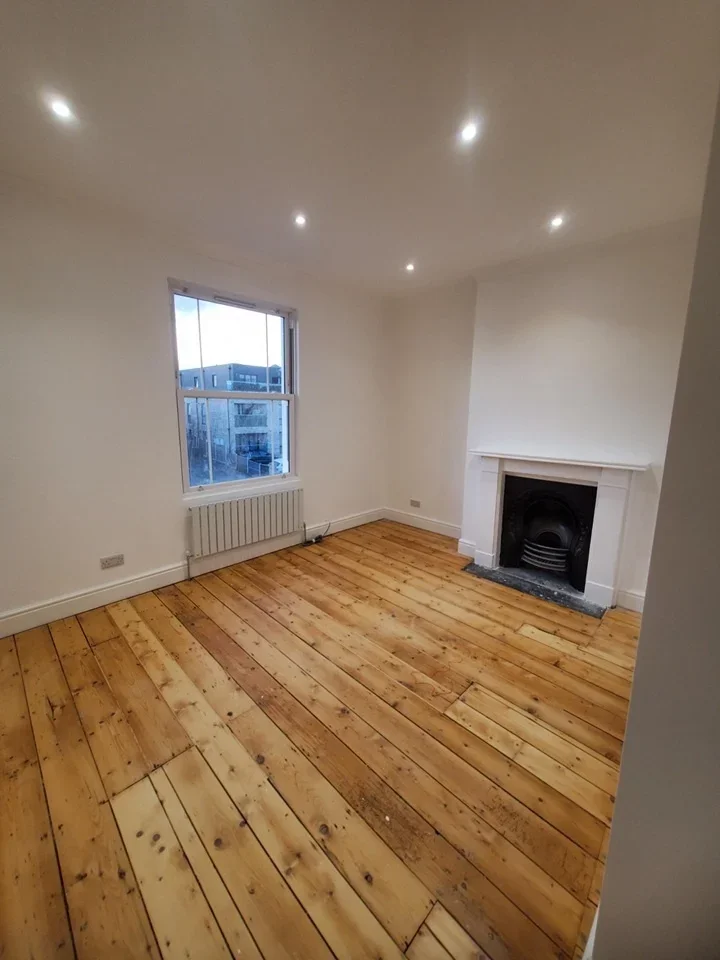 Flat Holmesdale Road in Greater London