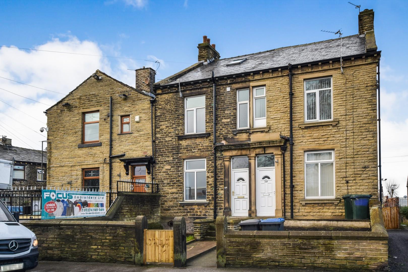 Flat Cutler Heights Lane in Bradford