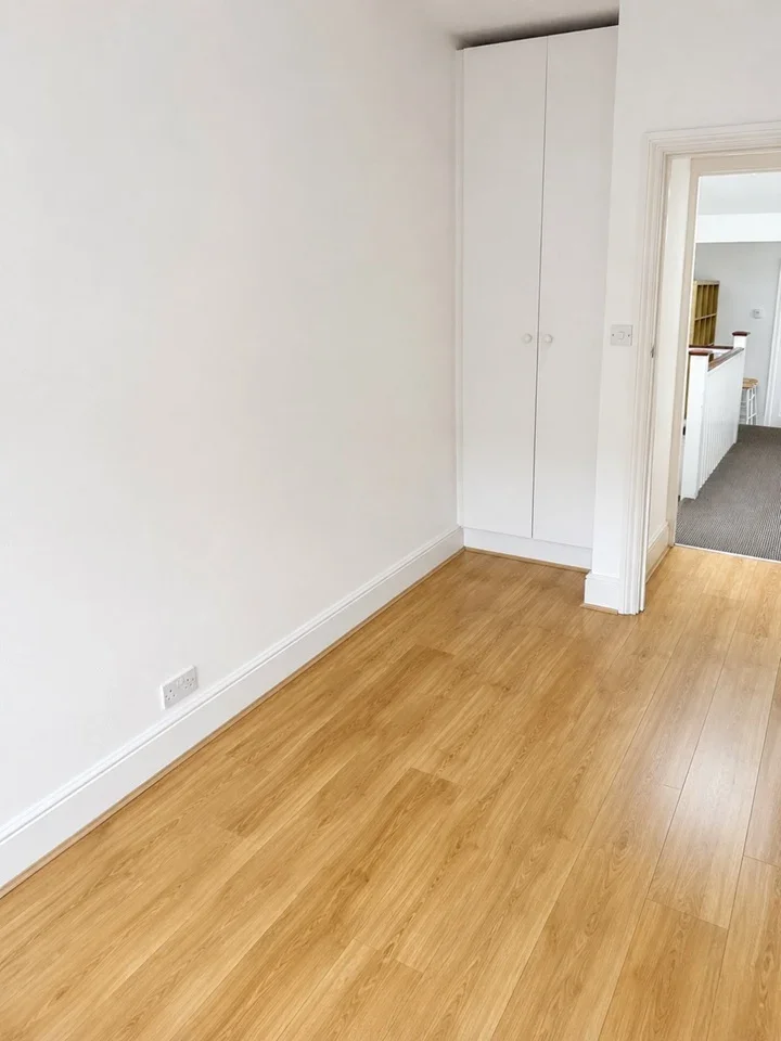 Flat Green Lane in Greater London