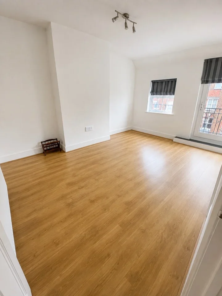 Flat Green Lane in Greater London