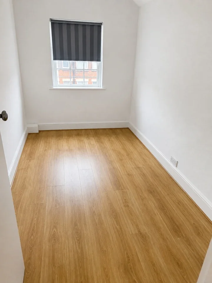 Flat Green Lane in Greater London