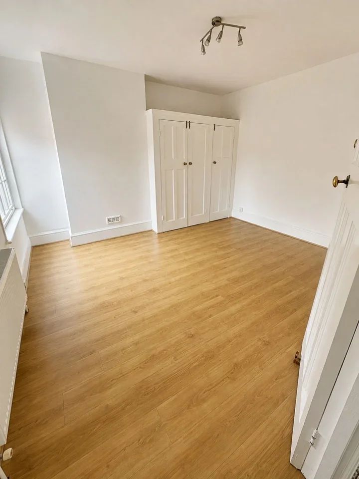 Flat Green Lane in Greater London