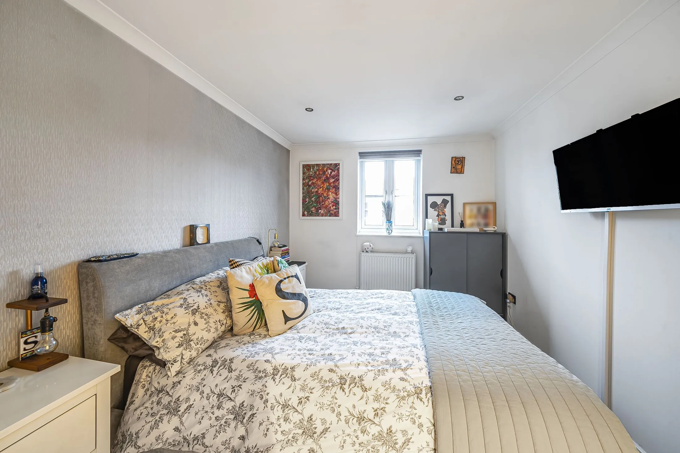 Flat Brunswick Crescent in Greater London