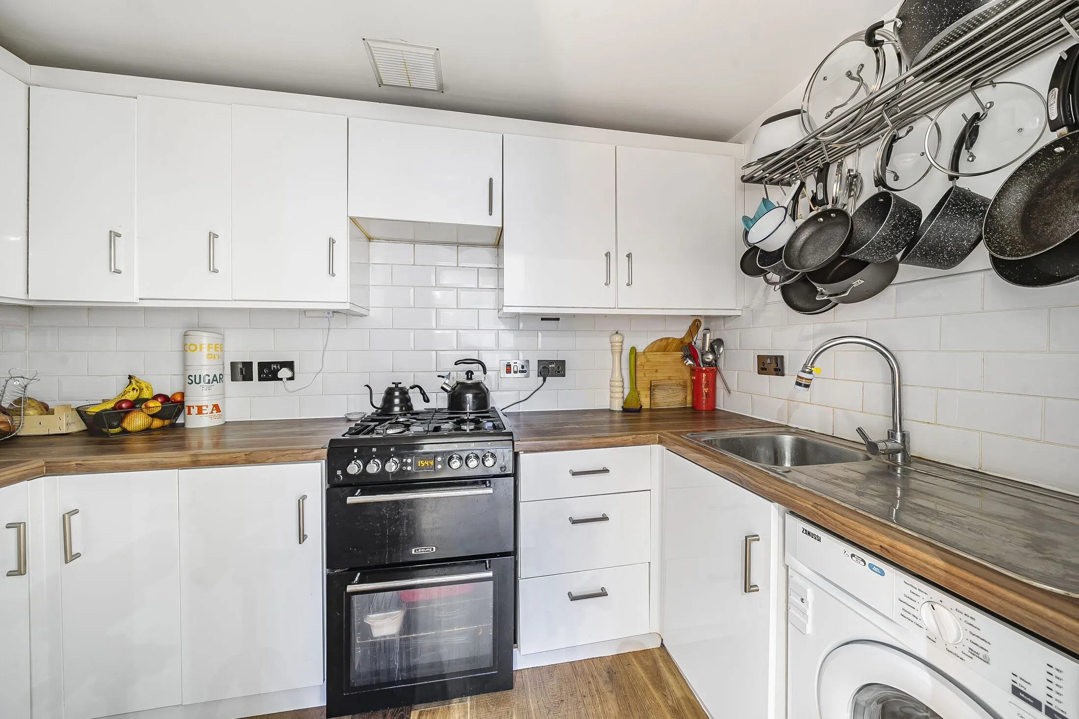 Flat Brunswick Crescent in Greater London