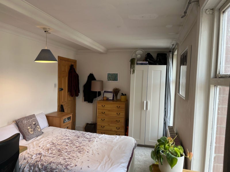 Room Tenby Avenue in Manchester