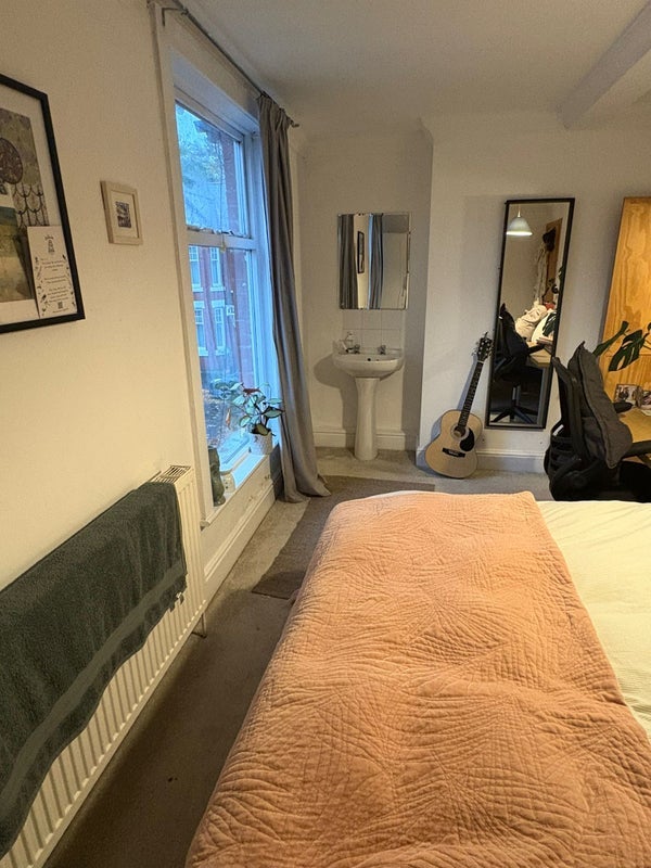 Room Tenby Avenue in Manchester