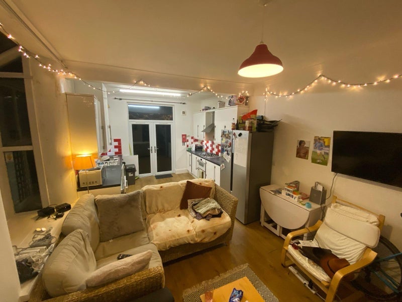 Room Tenby Avenue in Manchester