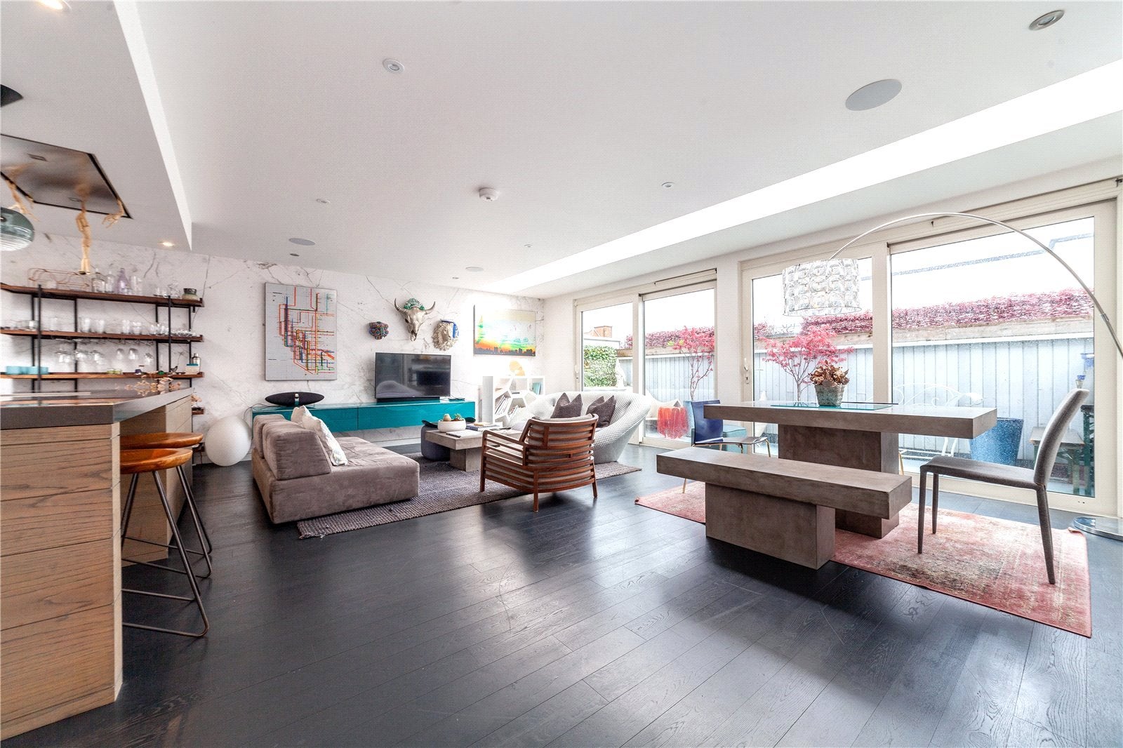 Flat Boundary Street in Greater London