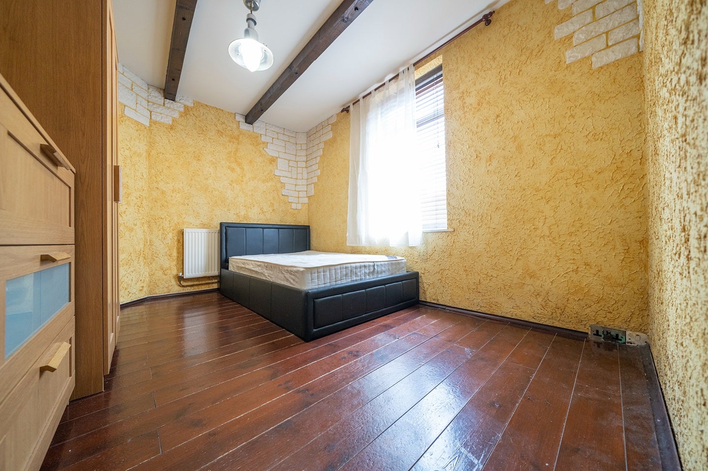 Room Moorside Road in Greater London