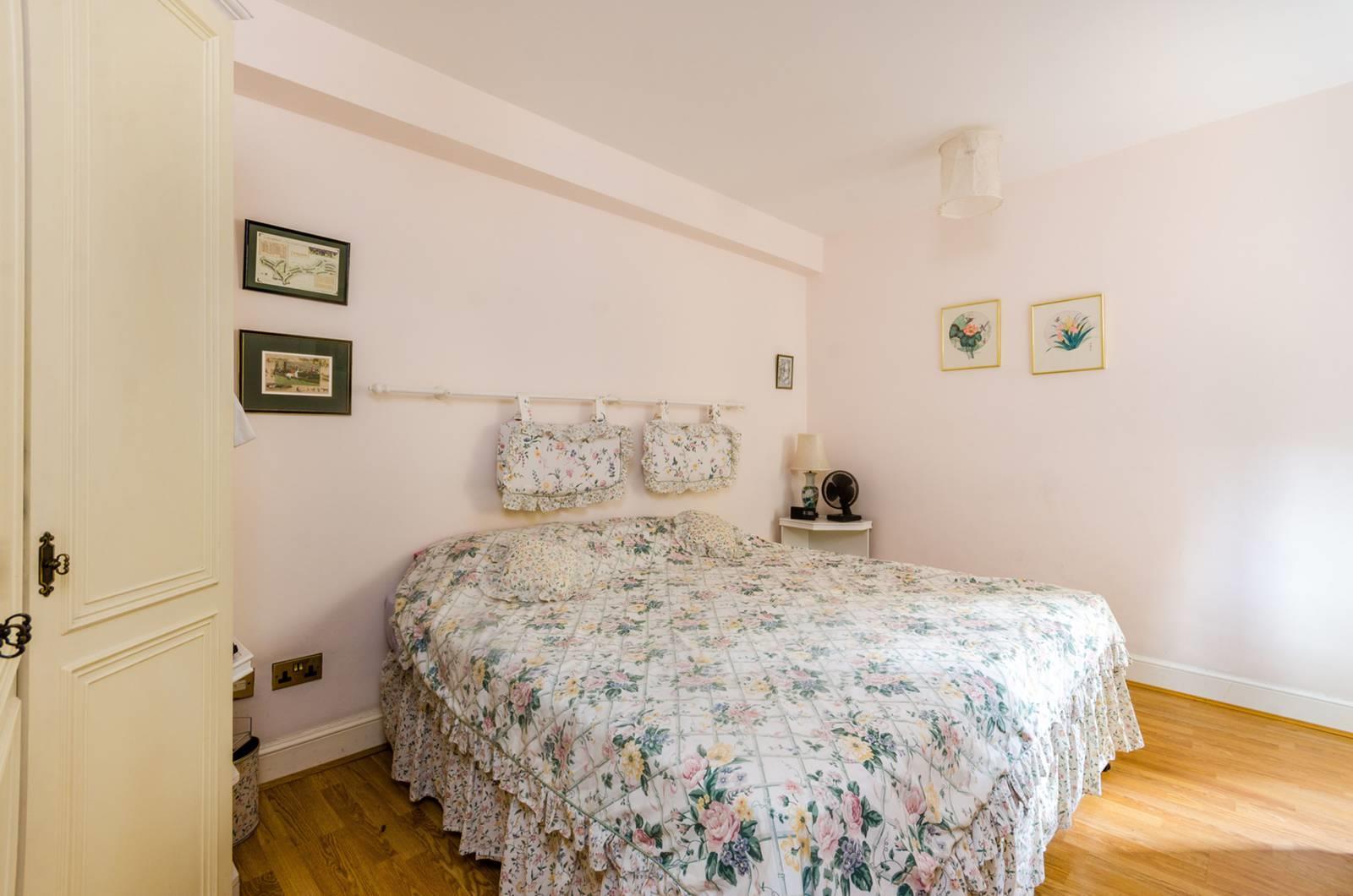 Flat Sloane Avenue in Greater London