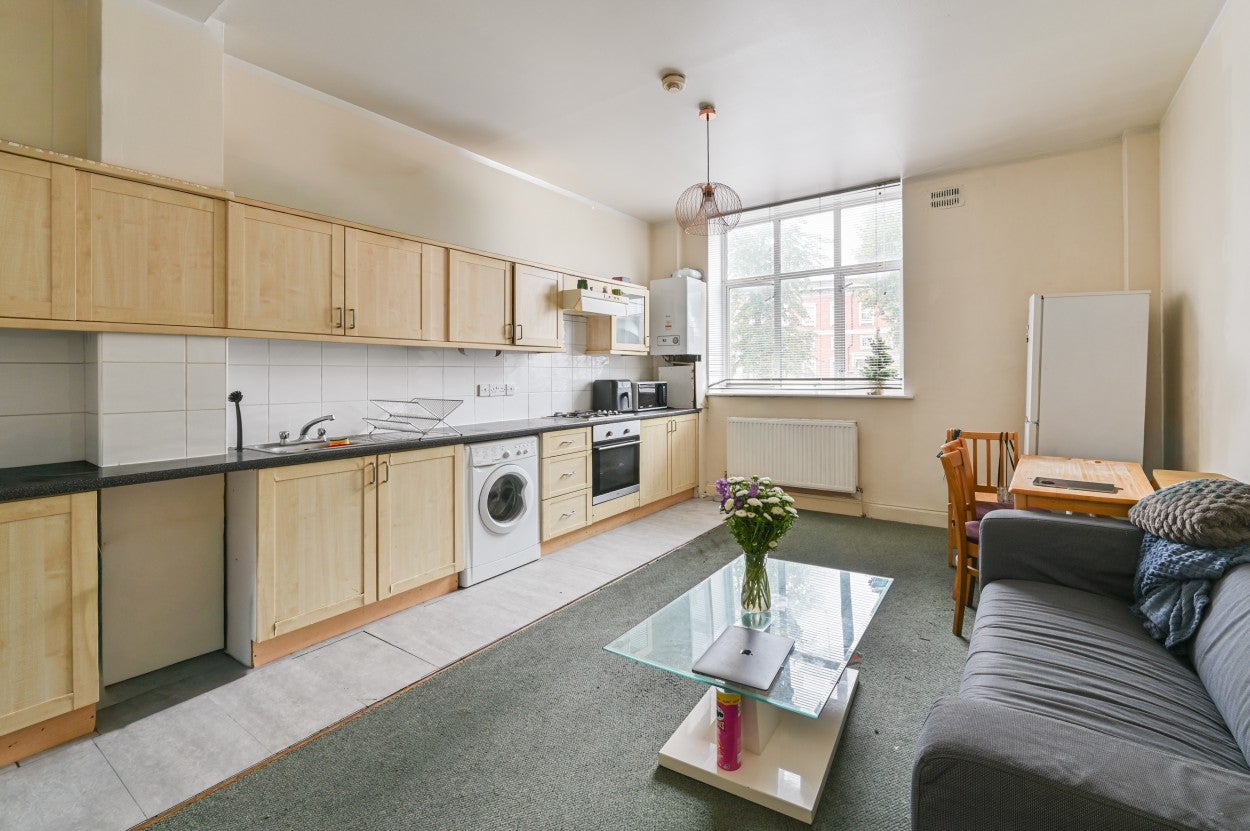 Flat Lewisham Way in Greater London