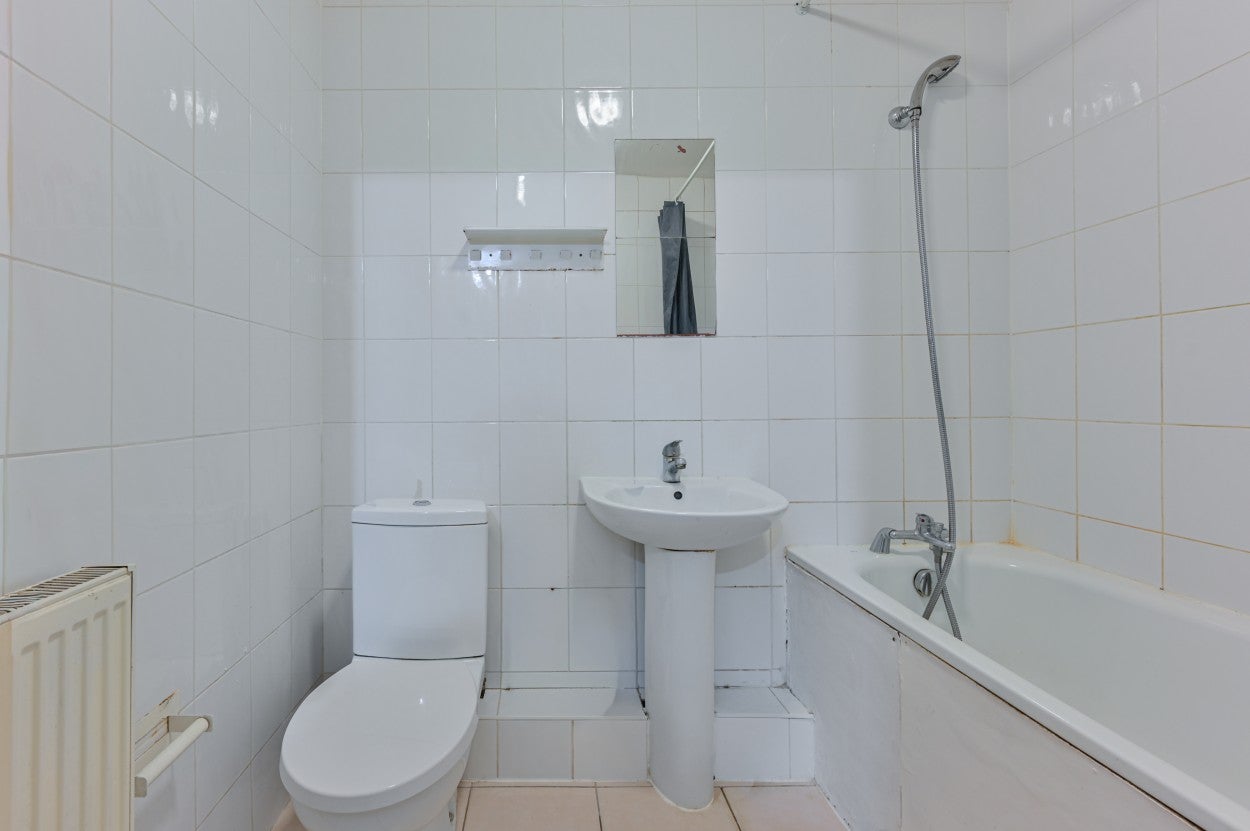 Flat Lewisham Way in Greater London