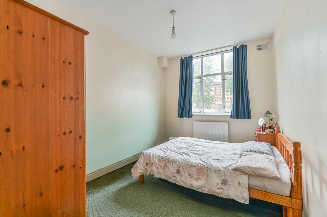 Flat Lewisham Way in Greater London