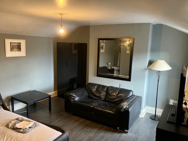 Room Gilbert Street in Salford