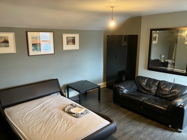 Room Gilbert Street in Salford