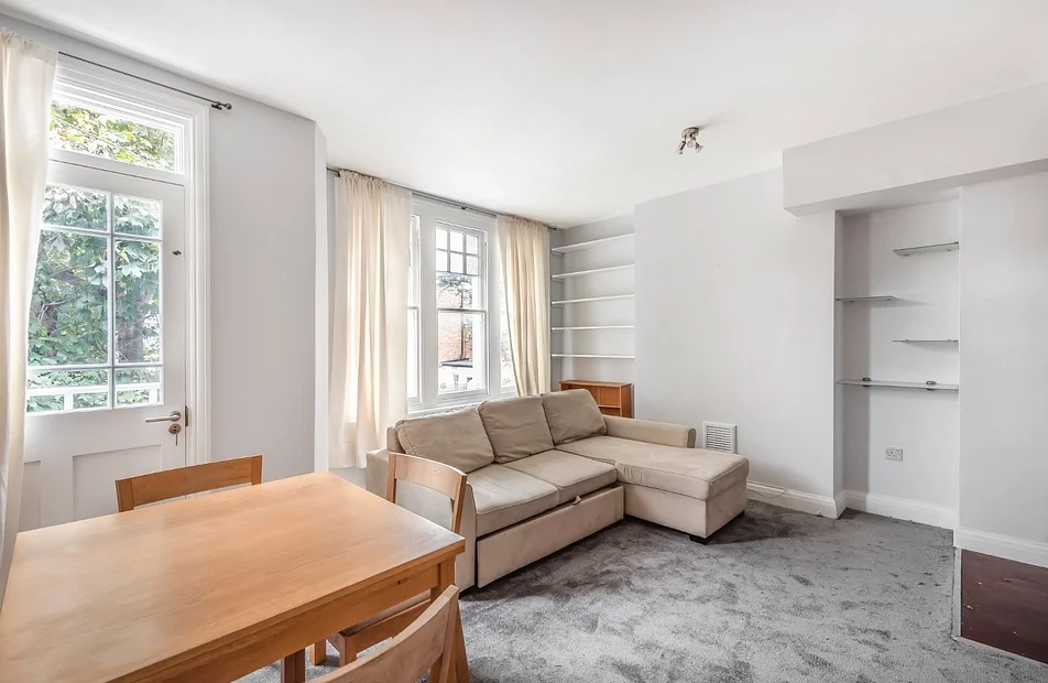 Flat Rathcoole Gardens in Greater London