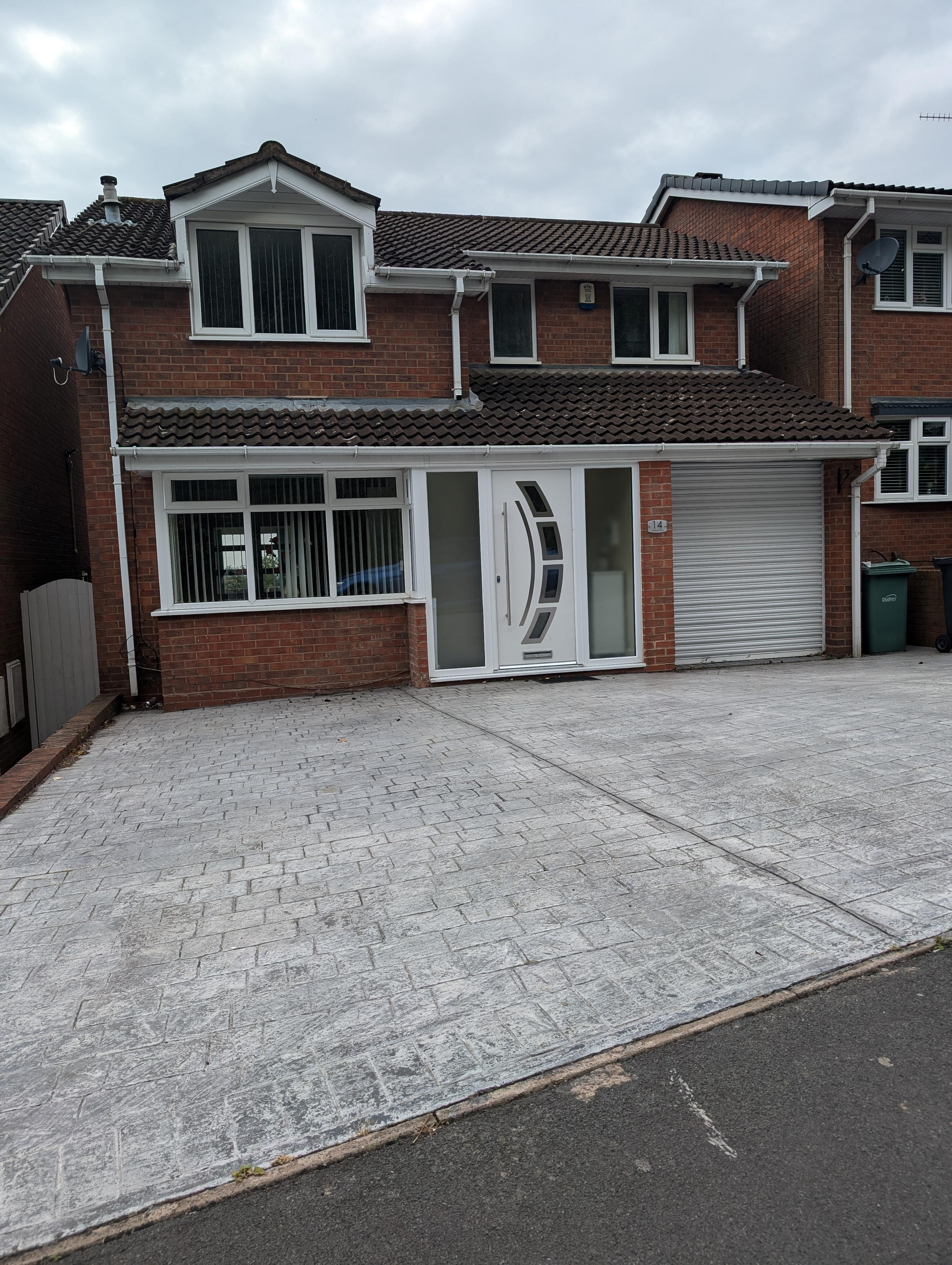 Flat Aintree Way in Dudley