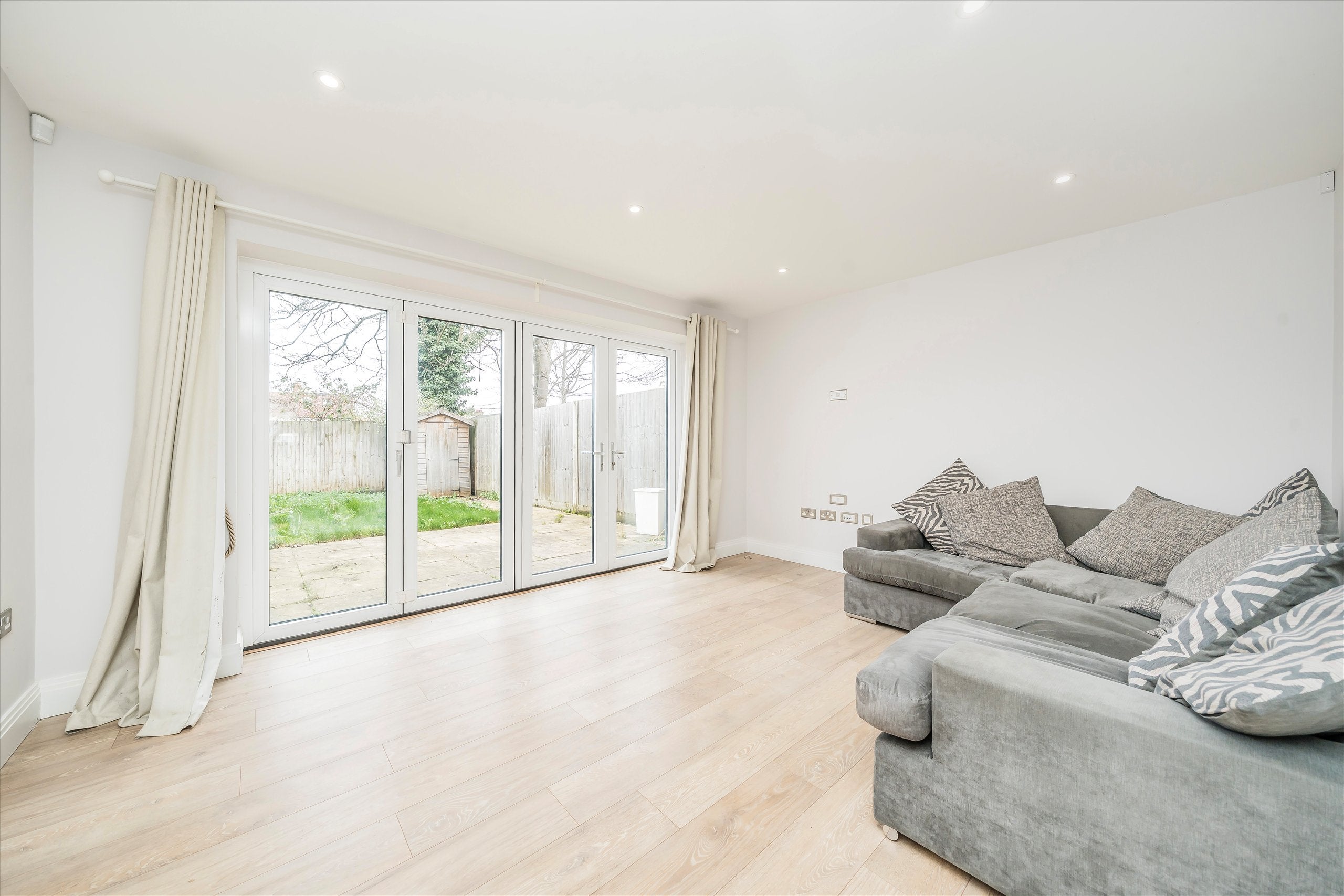 Flat Eveline Road in Greater London