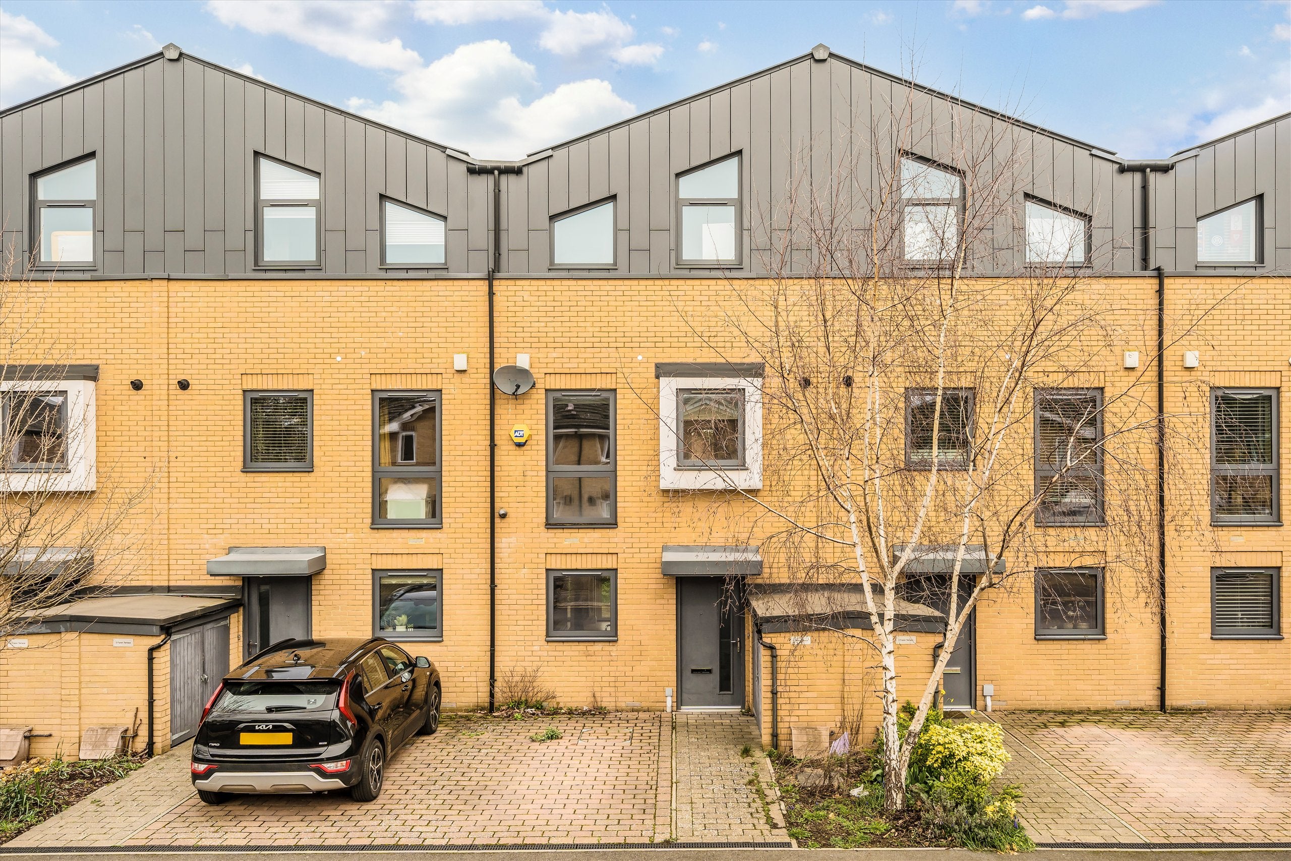 Flat Eveline Road in Greater London