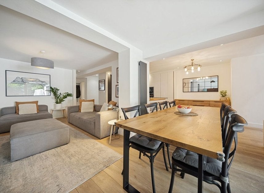 Flat Finchley Road in Greater London