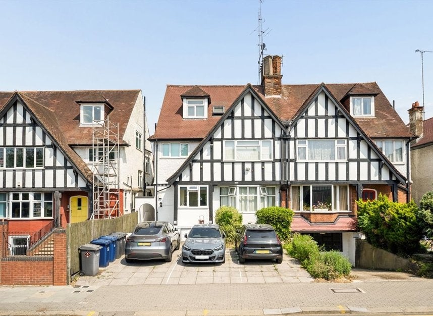 Flat Finchley Road in Greater London
