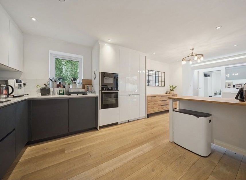 Flat Finchley Road in Greater London