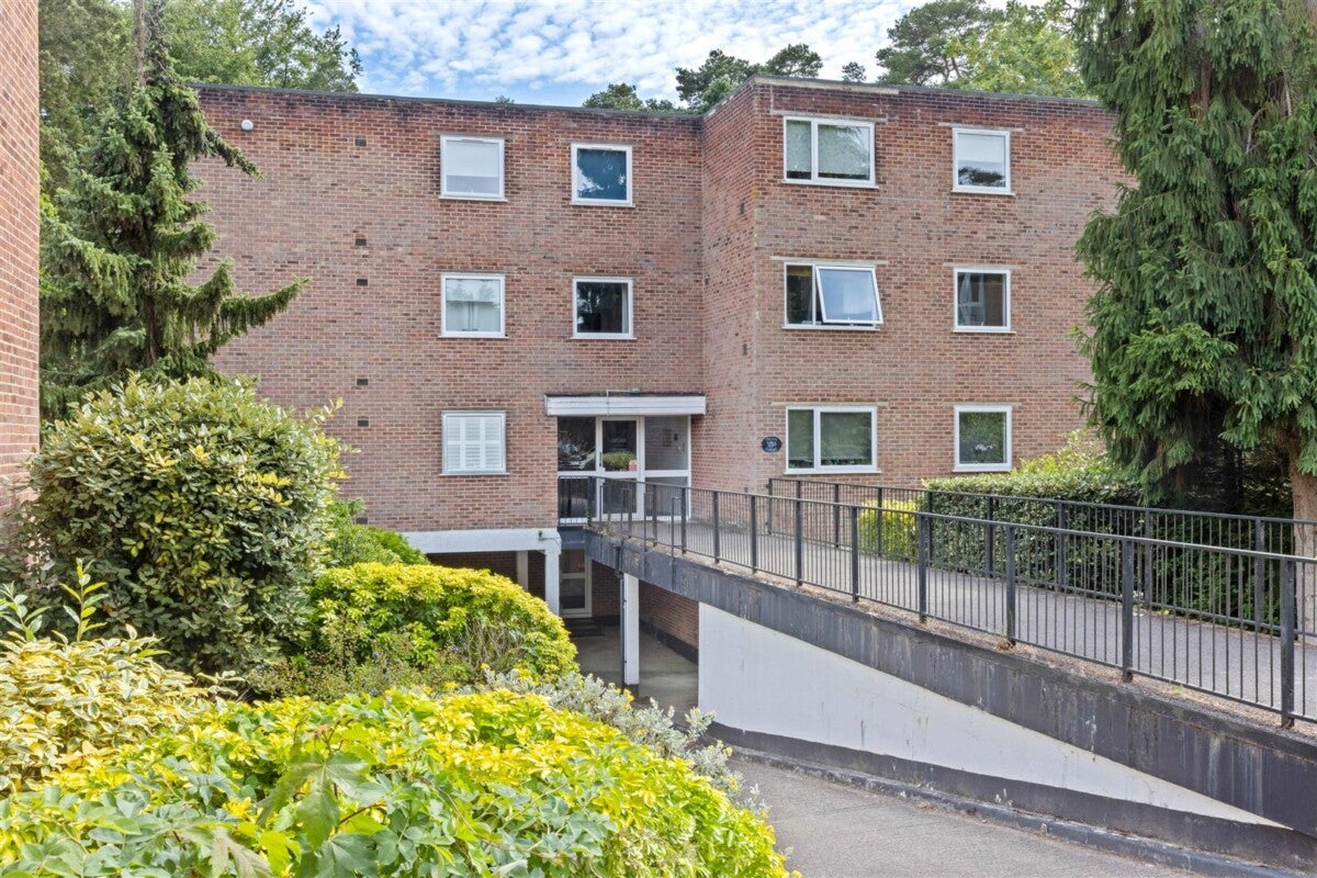 Flat Cardwell Crescent in Ascot