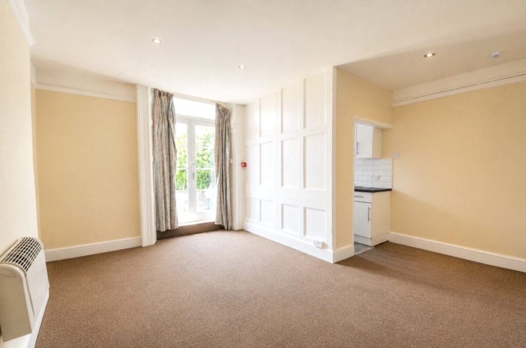 Flat Southfield Road in Bristol