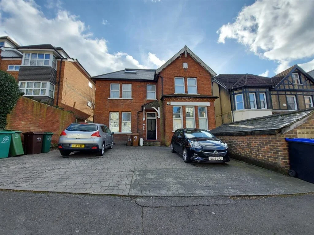Flat Cedar Road in Greater London