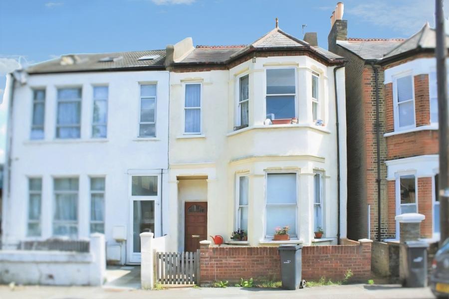Flat Hainthorpe Road in Greater London