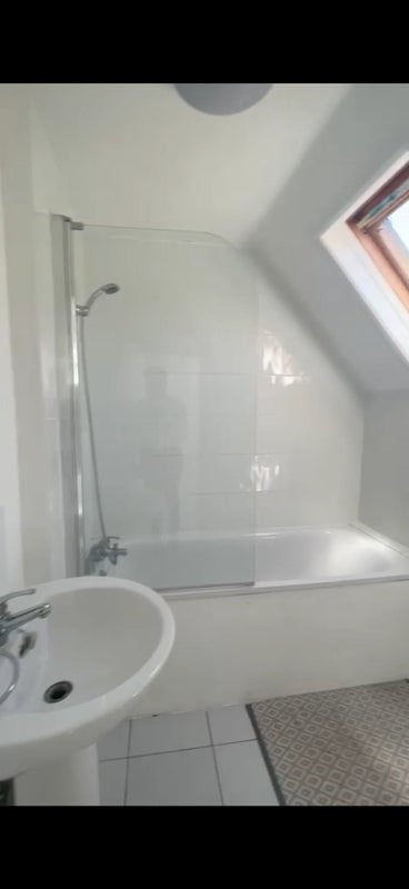 Room Lough Road in Greater London