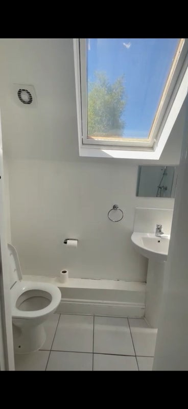 Room Lough Road in Greater London