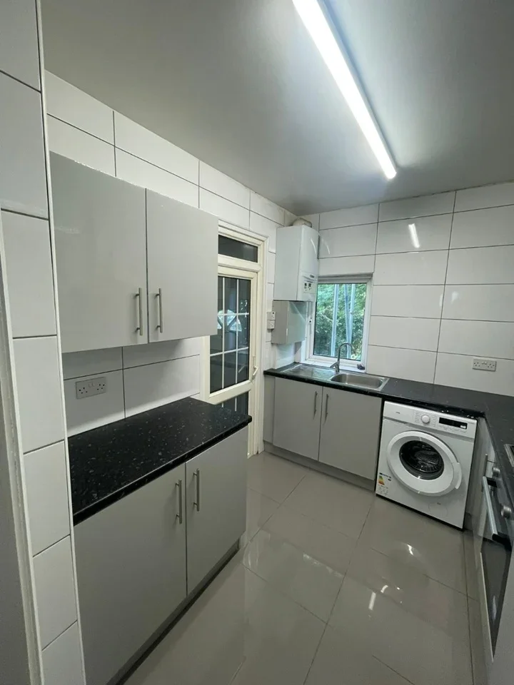 Room Manor Drive in Greater London