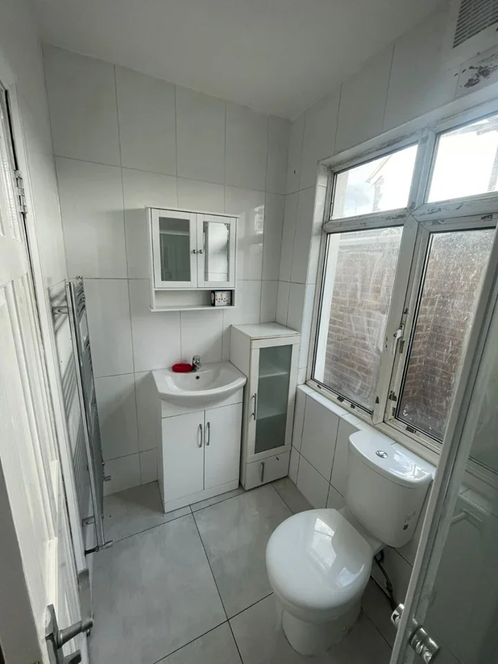 Room Manor Drive in Greater London