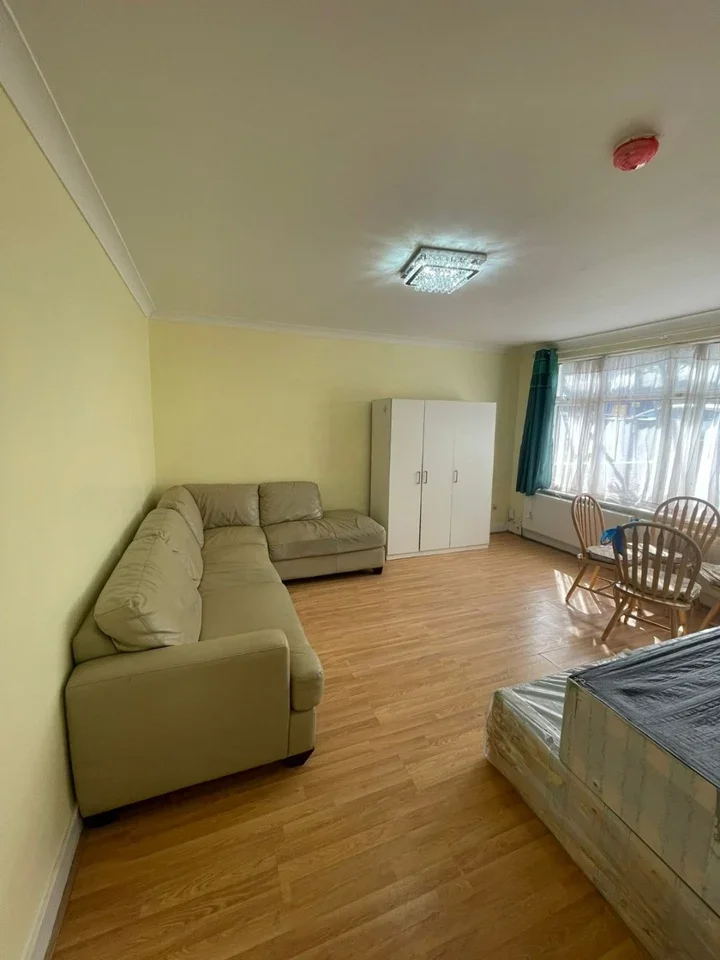 Room Manor Drive in Greater London