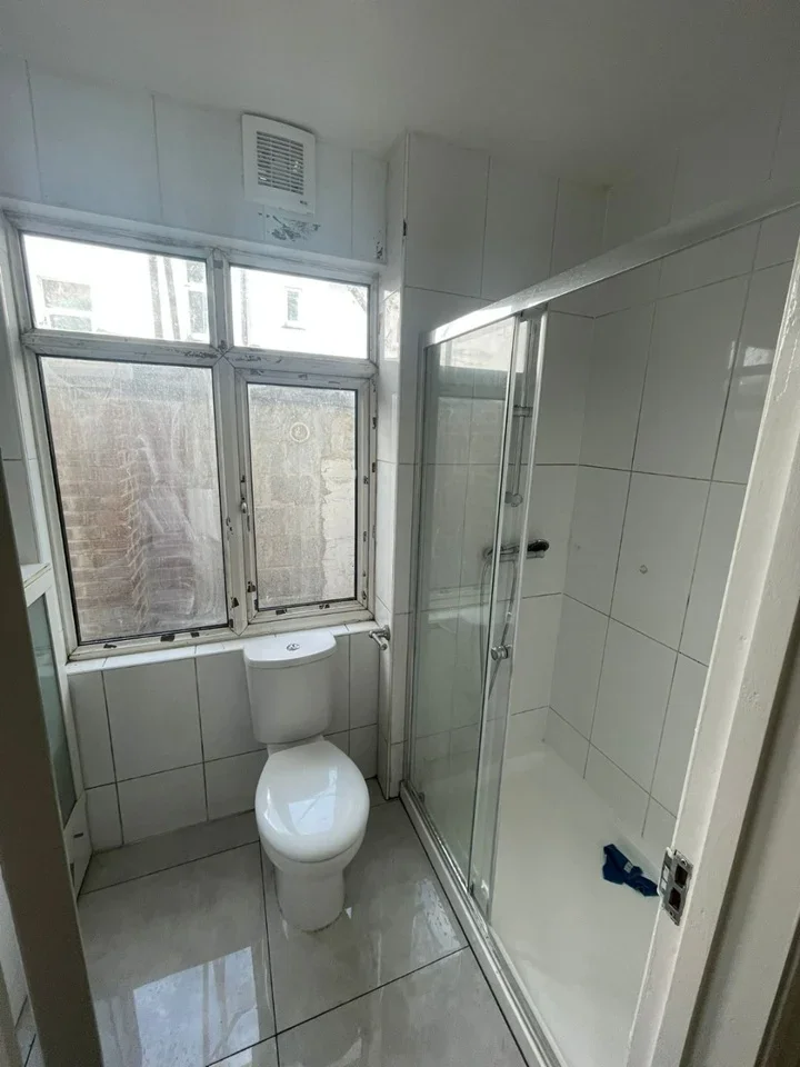 Room Manor Drive in Greater London